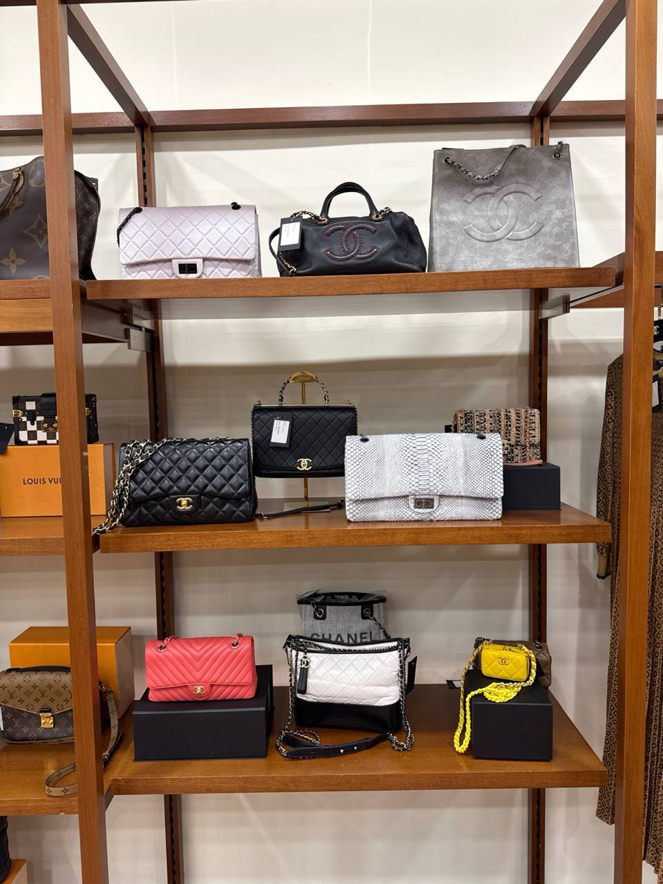 Полки Chanel